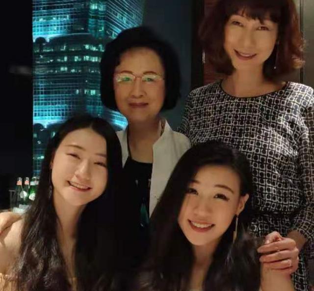 81岁琼瑶近照曝光 状态很好与孙女同框其乐融融