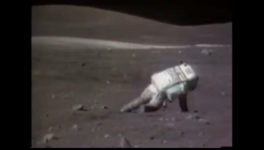 首次登月镜头公开 宇航员出丑跌倒引发地面人员哄笑
