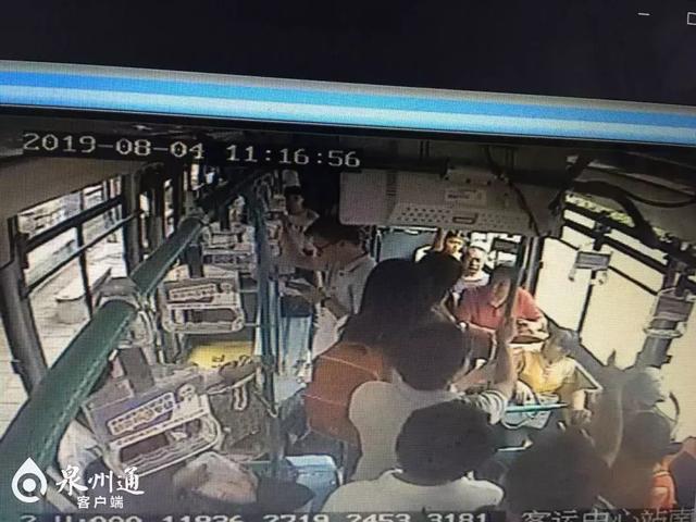 让座慢遭大妈掌掴 该不该尊这些“为老不尊”的人/>
</p>
<p>
	11点16分58秒左右，大妈坐下，仍旧在说着话。此时，前车厢的安全员穿过拥挤的过道走向女孩和大妈，快到时，大妈突然站了起来，扬起手朝女孩打去。只听见女孩尖叫“你干吗打我啊”，迅速来到女孩身边的安全员站在两人之间，询问“干吗呢”，并用手挡住大妈再次扬起的手，及时制止了。
</p>
<p>
	在大妈打向女孩的瞬间，车厢内的乘客也被吓一跳。女孩质问大妈“干吗打人，你动手打人就不对，你要道歉”，<span style=