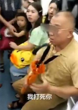 长沙地铁霸座老人 恶言恶行倚老卖老令人厌恶