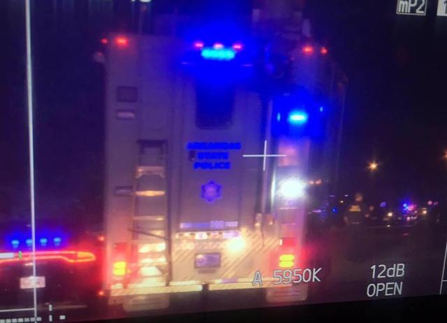 美国阿肯色州枪击最新进展 嫌犯已被击毙