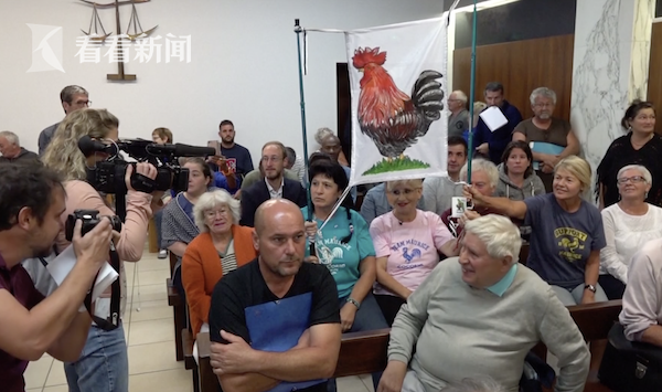 法国打鸣公鸡胜诉 走出法庭后养鸡人大声学起公鸡叫