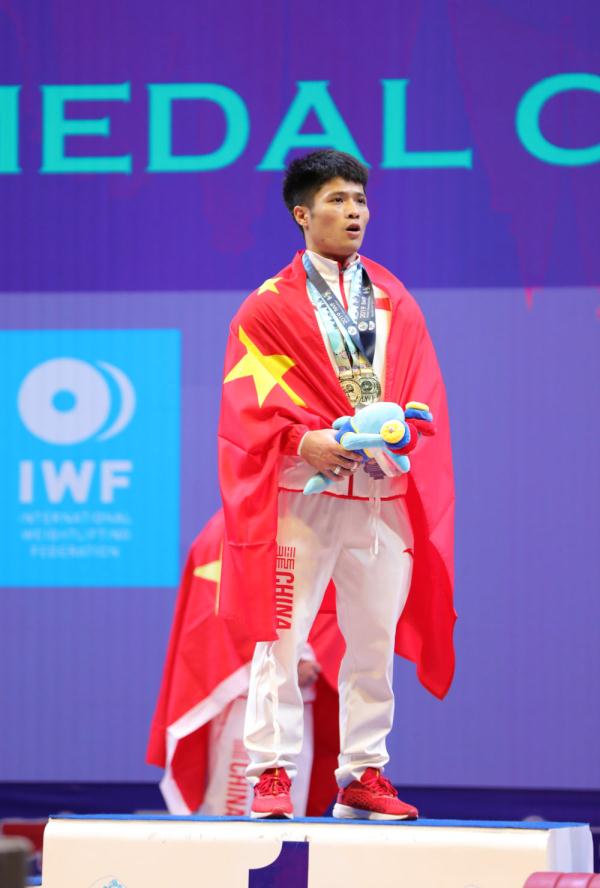 李发彬破纪录夺金 打破两项世界纪录包揽三项冠军
