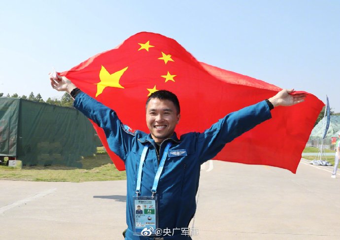 廖伟华夺得金牌 高举五星红旗动情高呼“中国加油”