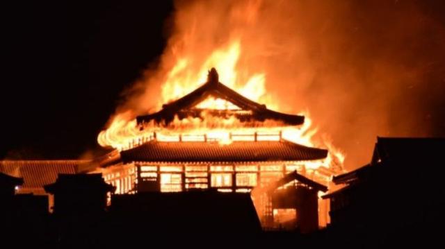 日本首里城大火 首里城被烈焰包围让人心痛