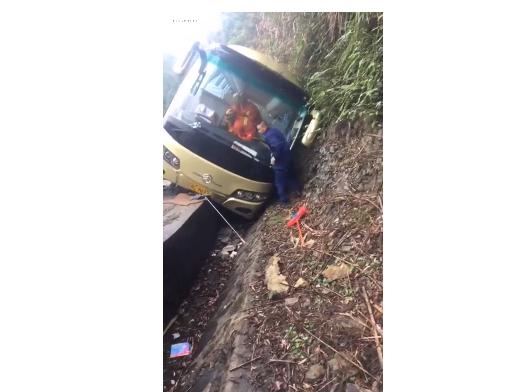 广西桂林客车失控 载32人客车雨天失控撞山体