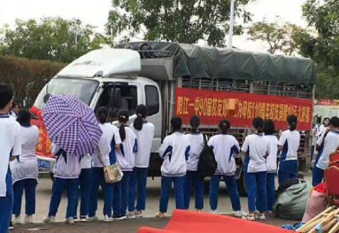 为母校捐赠10头猪 利害的是直接将活猪拉到了学校