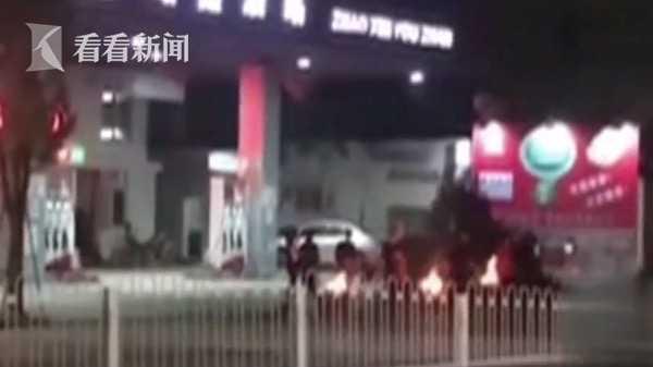 加油站前烧纸钱拜神 不要命了?