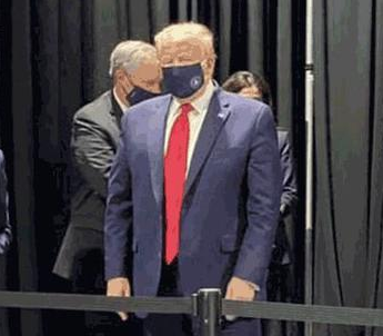 特朗普戴定制口罩被拍到 满脸不开心