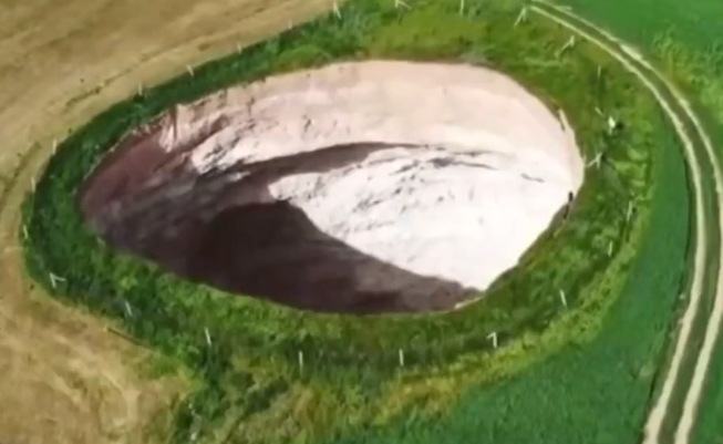 土耳其出现数百天坑 多出现在田野中