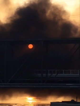 美国一运有化学品列车脱轨起火 红日高悬于烟幕惨状如炼狱