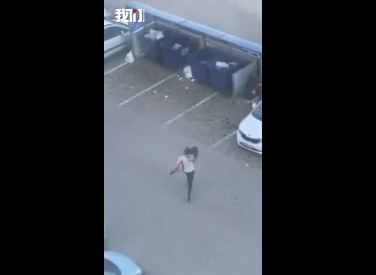 吵架吵不过将女朋友扔垃圾桶 俄小伙扔“真”女朋友