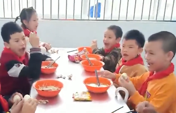 女大学生中奖1.4万个鸡蛋 这奖品是从哪里来的?