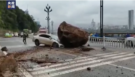 宜宾山体滑坡过路车辆被巨石砸中 车头被砸扁万幸驾驶员无碍