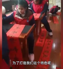 中学用学生书法当校牌两周一换 这是对孩子们能力的肯定