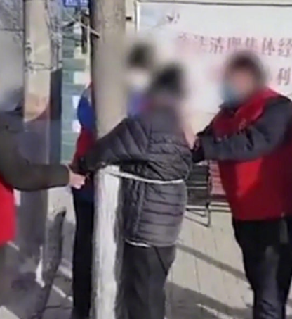 石家庄老人外出被绑树 村支书停职 涉嫌非法限制人身自由